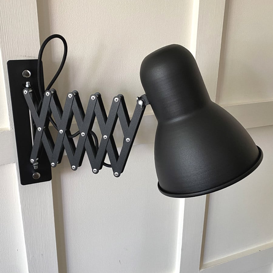 Extending wall light