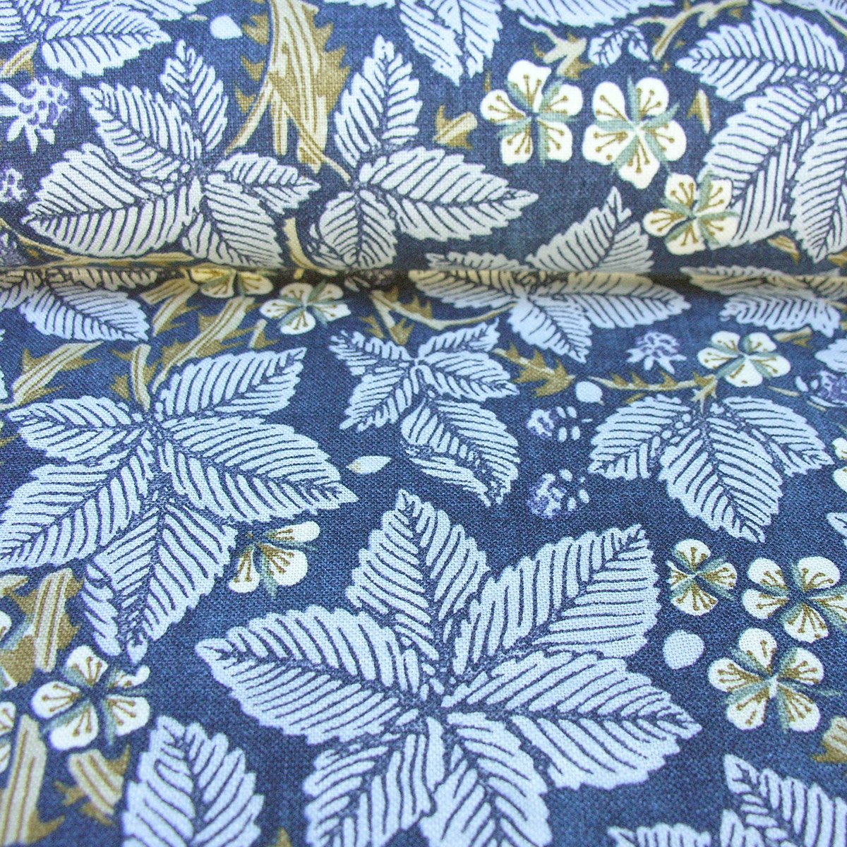William Morris Bramble - Indigo and Mineral - Image 3