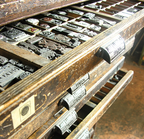 A tray of engravings.