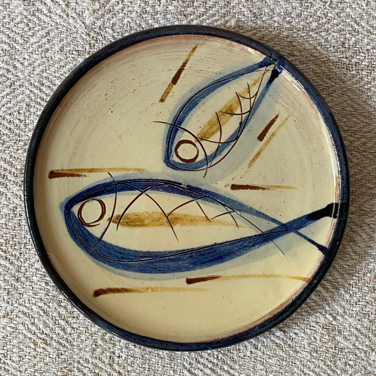 Jennifer Hall Slipware Side Plate - Fish Horizontal JHSP2 - Image 7