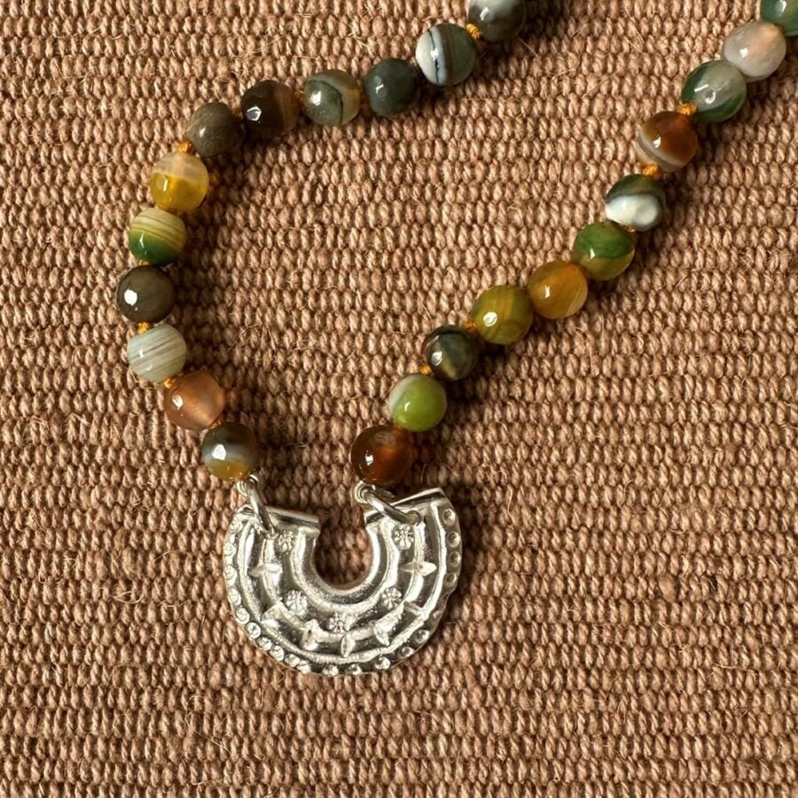 Silver arch necklace with agate beads