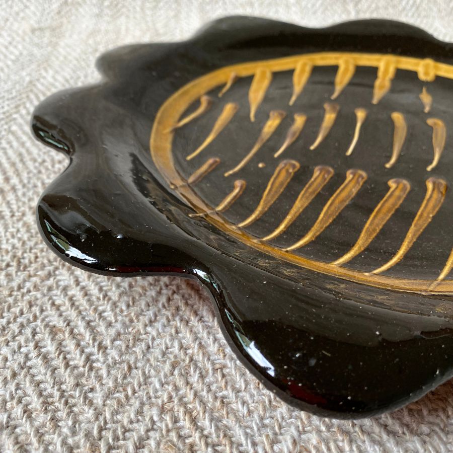 Erica Taylor Low Scallop Edge Plate Black ETFP1