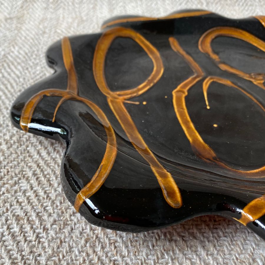 Erica Taylor Low Scallop Edge Plate Black ETFP2