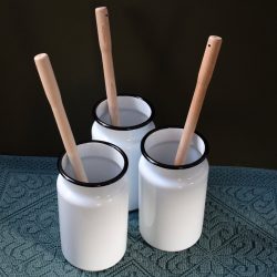 Loo Brush in Enamelled Pot